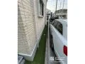お住まいを見た目良く清潔に保てる防草シートと人工芝の敷設工事