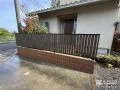 縦スリットの木目調が美しい目隠しフェンス設置工事