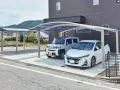 シンプルなアール屋根が優しくも開放感のある駐車スペース