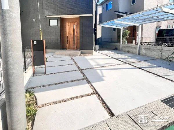 変形地になっているお住まいの形に合わせた温もりのある新築外構