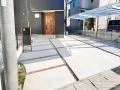 変形地になっているお住まいの形に合わせた温もりのある新築外構