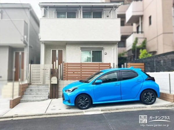 高低差を解消するナチュラルで洗練されたセミクローズの新築外構