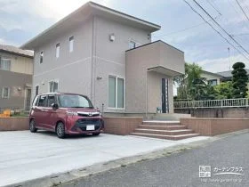 目を引くアプローチデザインにこだわった新築外構
