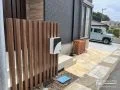 アプローチの乱形石が明るい印象のナチュラルな新築外構
