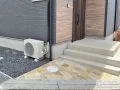 逆サイドのアプローチ動線にも乱形石をあしらいました。