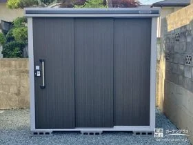 防災グッズなど使用頻度の低い物もすっきり収納できる物置[施工後]
