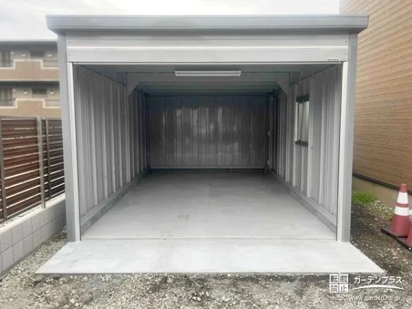 お車を保管するのに便利なシャッター付きガレージの設置工事