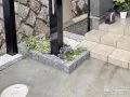 新設したカーポートの基礎部分のおしゃれな装飾
