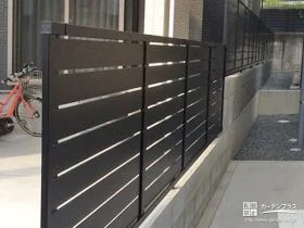 ブラックのお色味がお住まいを引き締めてくれる目隠しフェンス[施工後]