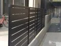 ブラックのお色味がお住まいを引き締めてくれる目隠しフェンス
