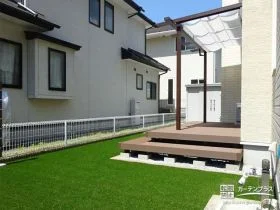 見た目も涼し気なパーゴラを設置したテラス周り[施工後]
