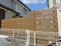 圧迫感を軽減する木目調が温かな印象の目隠しフェンス