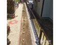 転落を防止してくれるシンプルな境界フェンス