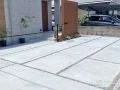 スリットを細かくいれてデザインした駐車スペース