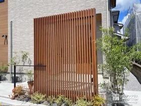 プライベート性・安全性・デザイン性に配慮した華やかな玄関まわり[施工後]