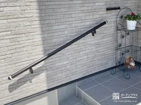 荷物の多い時の行き来を邪魔しない壁付けの手すり[施工後]