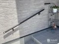 荷物の多い時の行き来を邪魔しない壁付けの手すり