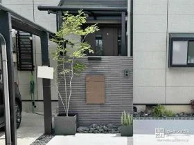 玄関前のちょっとした雨よけにも重宝するテラス屋根[施工後]