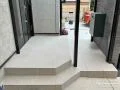 玄関まわりを明るく引き立ててくれるホワイトカラーのタイル