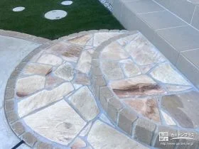 乱形石とレンガであしらったアプローチ