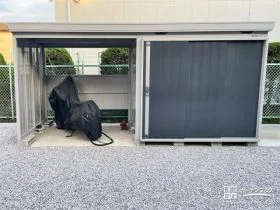 駐輪スペースと一体型のスマートな物置[施工後]