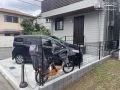 お車が停めやすい目印となる角度で配置した伸縮目地