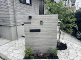 お住まいに風格を与えてくれるRC杉板風のタイル門柱[施工後]