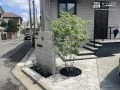 サークル状の植栽スペースがアクセントになるアプローチ