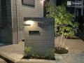 夜のライトアップもおしゃれな門周り