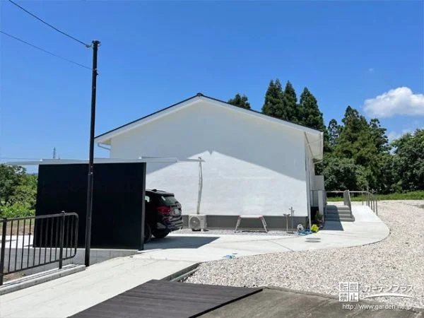 平屋のお住まいを引き立てるモダンなカーポート設置工事