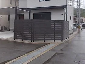 自転車の動線に配慮した目隠しフェンス[施工後]