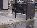建物側の隙間をあけて自転車の出入りが可能に。