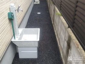 建物周りを清潔に保つ透水性アスファルト舗装工事