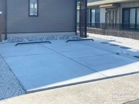 ブラックの車止めがモダンな駐車スペース[施工後]