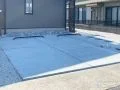 ブラックの車止めがモダンな駐車スペース