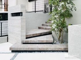 タイルとデザインにこだわった門周りと一体感のあるアプローチ階段[施工後]