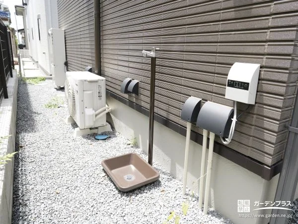 犬走りには、何かと便利な立水栓を