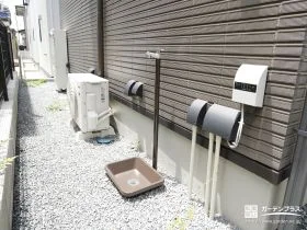 犬走りには、何かと便利な立水栓を