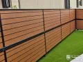 お庭らしい温もりがありつつも、スタイリッシュな目隠しフェンス