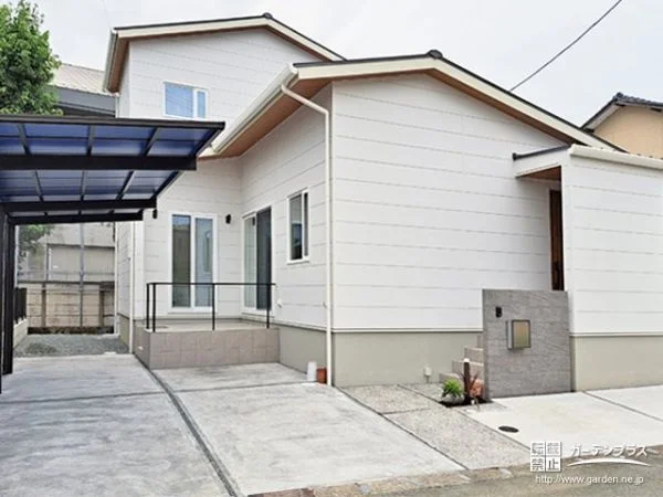 No.23156 お住まいの個性を表現する大きなタイル門柱が印象的な新築外構[施工後]