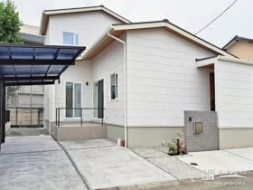 お住まいの個性を表現する大きなタイル門柱が印象的な新築外構