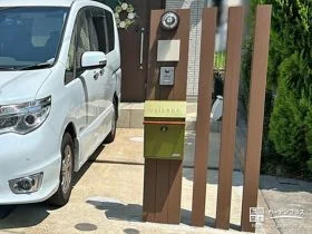 柔らかな木調の機能門柱[施工後]