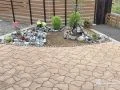 季節の草花を植えられるレンガ造りの花壇