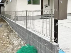 敷地境界を明示し、セキュリティ性を高めるメッシュフェンス[施工後]