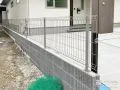 敷地境界を明示し、セキュリティ性を高めるメッシュフェンス