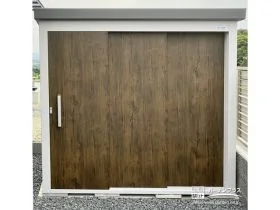 シックな木目調が美しい機能的な物置[施工後]