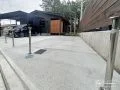 広い間口を手軽に越境対策できる車止めポール