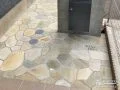 色味を抑えた乱形石が落ち着きのある印象のアプローチ