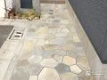乱形石が華やかな印象のアプローチ