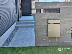 タイル貼りで一体感を演出するモダンな門周り[施工後]